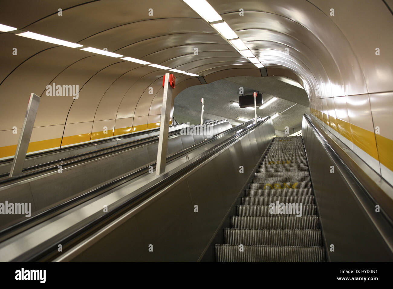 DEU, la Germania, la zona della Ruhr, Bochum, escalator presso la stazione della metropolitana Rathaus-Nord, municipio nord. Foto Stock