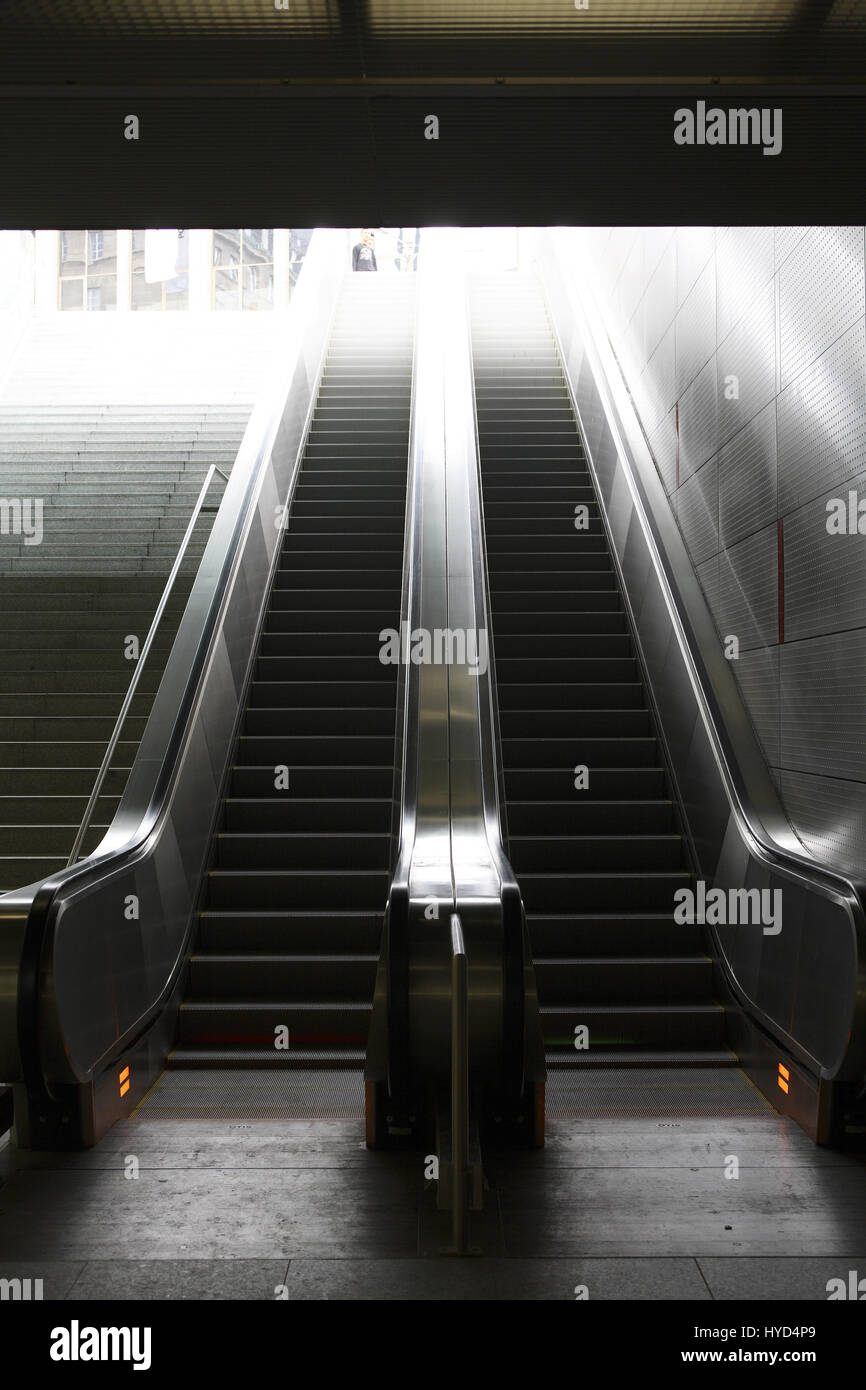 DEU, la Germania, la zona della Ruhr, Bochum, escalator presso la stazione della metropolitana Rathaus-Sued, town hall sud. Foto Stock
