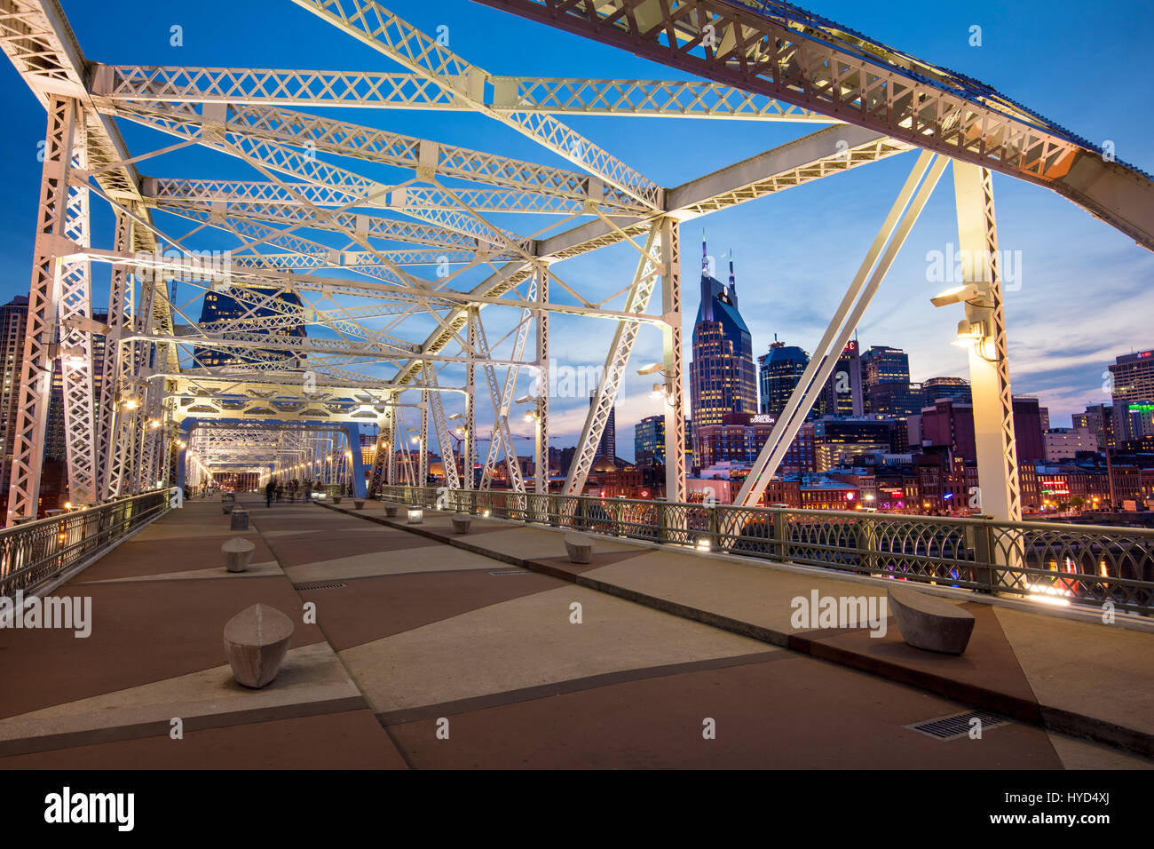 Di recente il cui nome è John Seigenthaler ponte pedonale (ex Shelby St Bridge - b 1907), con skyline di al di là di Nashville, Tennessee, Stati Uniti d'America Foto Stock