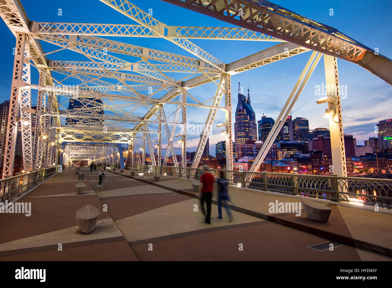 Di recente il cui nome è John Seigenthaler ponte pedonale (ex Shelby St Bridge - b 1907), con skyline di al di là di Nashville, Tennessee, Stati Uniti d'America Foto Stock