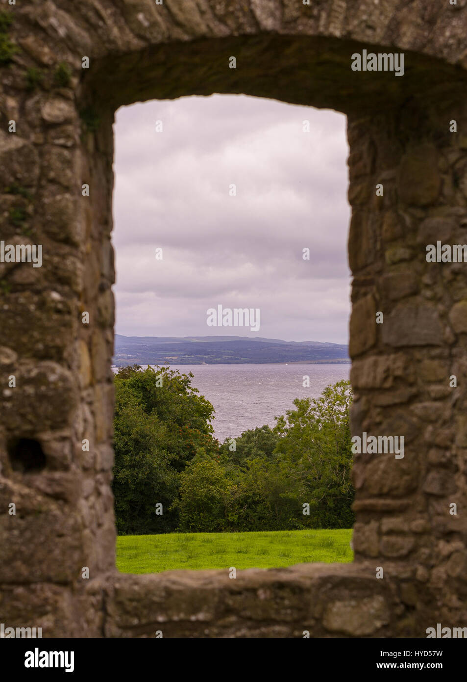 TULLY CASTLE, IRLANDA DEL NORD - rovine del castello di Tully, vicino a Enniskillen, sulla parte inferiore del Lough Erne. Tully Castello, costruito all'inizio del seicento, in County Fermanagh, nei pressi del villaggio di Blaney. Foto Stock