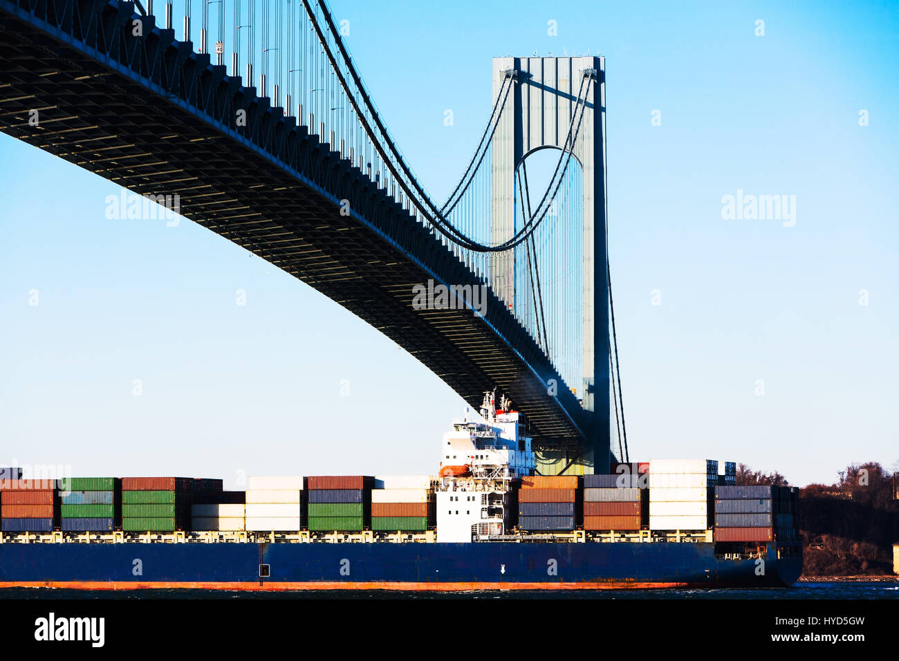 Stati Uniti, New York state, New York City, nave Cargo sotto verrazano restringe il ponte Foto Stock