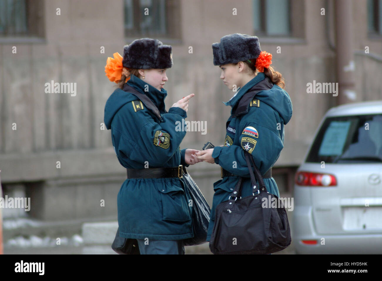 Due ragazze in uniforme dal Ministero delle situazioni di emergenza - Sankt-Peterburg, Russia Foto Stock