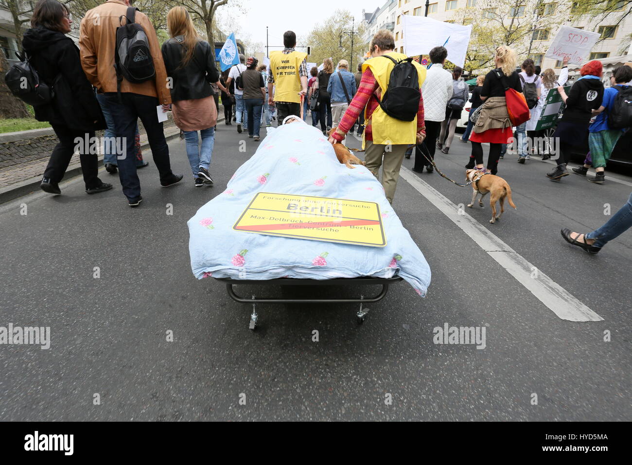 Berlino, Germania, Aprile 25th, 2015: Marcia di protesta contro le sperimentazioni sugli animali. Foto Stock