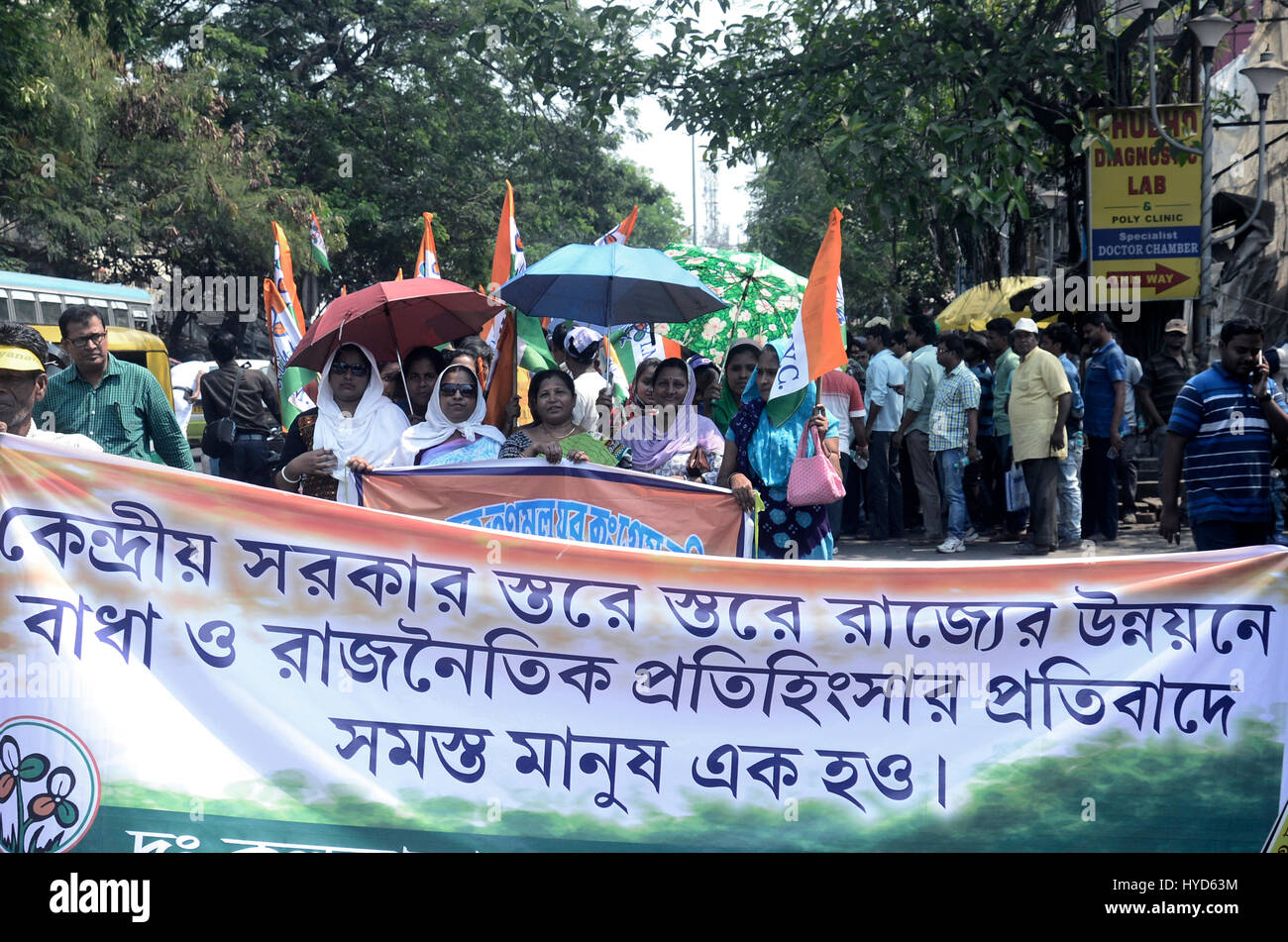 Kolkata, India. 03 apr, 2017. TMC rallued attivista targhetta wuth e gridare slogan contro il governo dell'Unione.a sud di Kolkata Trinamool Congresso Comitato Yuva detiene un rally a protestare contro il governo dell'Unione?s privazioni economiche e impegnativa arresto di B.J.P, il Congresso e C.P.I.(M) leader coinvolgendo in Narada, Sarada e altri chit fund truffa in Kolkata. Credito: Saikat Paolo/Pacific Press/Alamy Live News Foto Stock