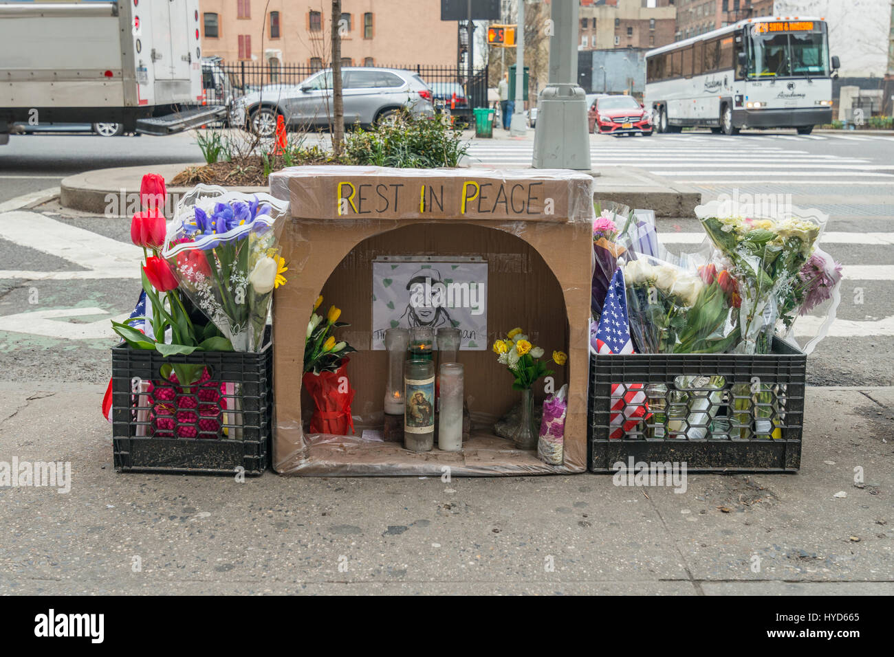 New York, Stati Uniti. 03 apr, 2017. Realizzare localmente un santuario a Timoteo Caughman che è stato ucciso in un presunto attacco di polarizzazione da James Harris Jackson su Marzo 20th, 2017 è visto sull'angolo sud-est di West 36th Street vicino a dove il Sig. Caughman risieduto e fu ucciso. Credito: Albin Lohr-Jones/Pacific Press/Alamy Live News Foto Stock
