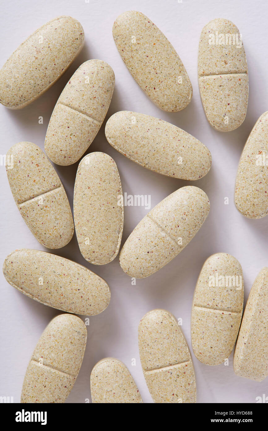 Integratori vitaminici su sfondo bianco Foto Stock