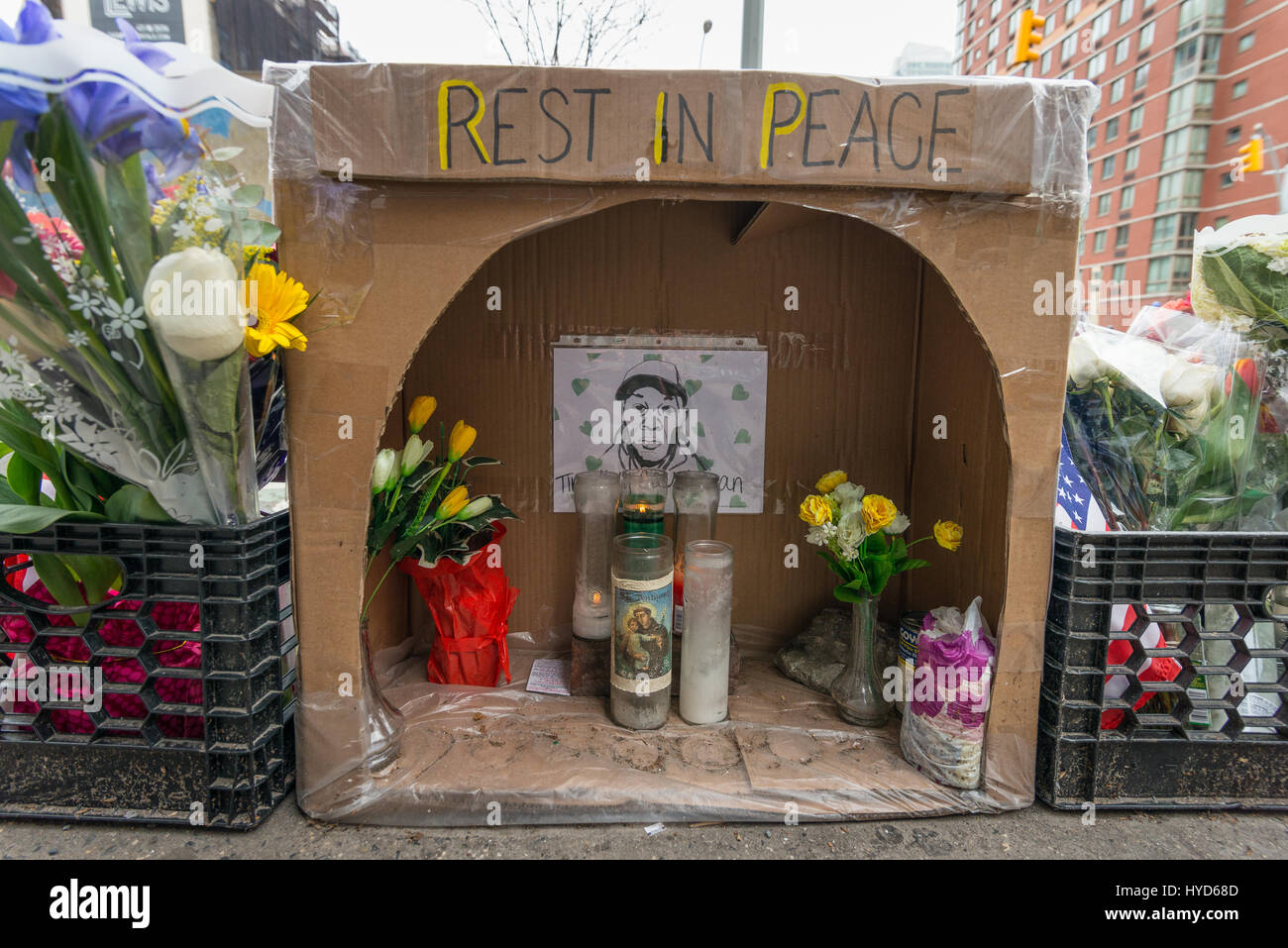 New York, Stati Uniti. 03 apr, 2017. Realizzare localmente un santuario a Timoteo Caughman che è stato ucciso in un presunto attacco di polarizzazione da James Harris Jackson su Marzo 20th, 2017 è visto sull'angolo sud-est di West 36th Street vicino a dove il Sig. Caughman risieduto e fu ucciso. Credito: Albin Lohr-Jones/Pacific Press/Alamy Live News Foto Stock