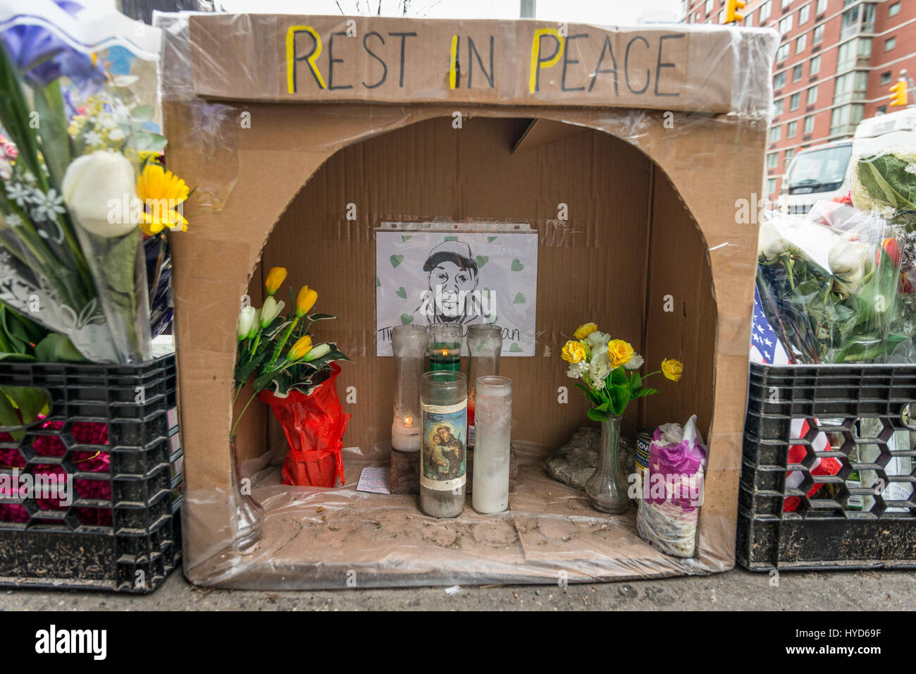 New York, Stati Uniti. 03 apr, 2017. Realizzare localmente un santuario a Timoteo Caughman che è stato ucciso in un presunto attacco di polarizzazione da James Harris Jackson su Marzo 20th, 2017 è visto sull'angolo sud-est di West 36th Street vicino a dove il Sig. Caughman risieduto e fu ucciso. Credito: Albin Lohr-Jones/Pacific Press/Alamy Live News Foto Stock