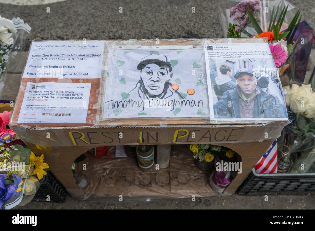 New York, Stati Uniti. 03 apr, 2017. Realizzare localmente un santuario a Timoteo Caughman che è stato ucciso in un presunto attacco di polarizzazione da James Harris Jackson su Marzo 20th, 2017 è visto sull'angolo sud-est di West 36th Street vicino a dove il Sig. Caughman risieduto e fu ucciso. Credito: Albin Lohr-Jones/Pacific Press/Alamy Live News Foto Stock