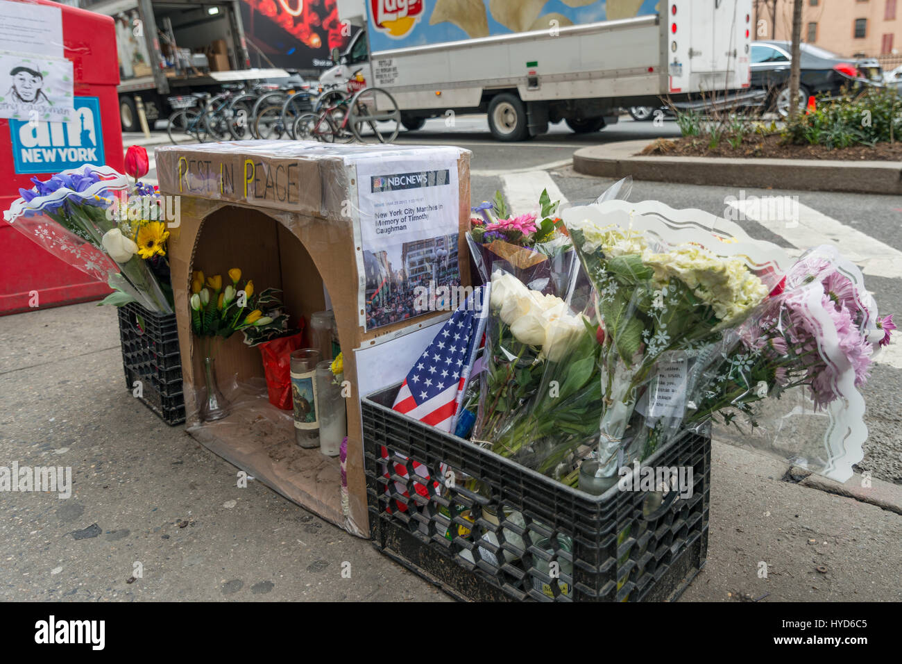 New York, Stati Uniti. 03 apr, 2017. Realizzare localmente un santuario a Timoteo Caughman che è stato ucciso in un presunto attacco di polarizzazione da James Harris Jackson su Marzo 20th, 2017 è visto sull'angolo sud-est di West 36th Street vicino a dove il Sig. Caughman risieduto e fu ucciso. Credito: Albin Lohr-Jones/Pacific Press/Alamy Live News Foto Stock