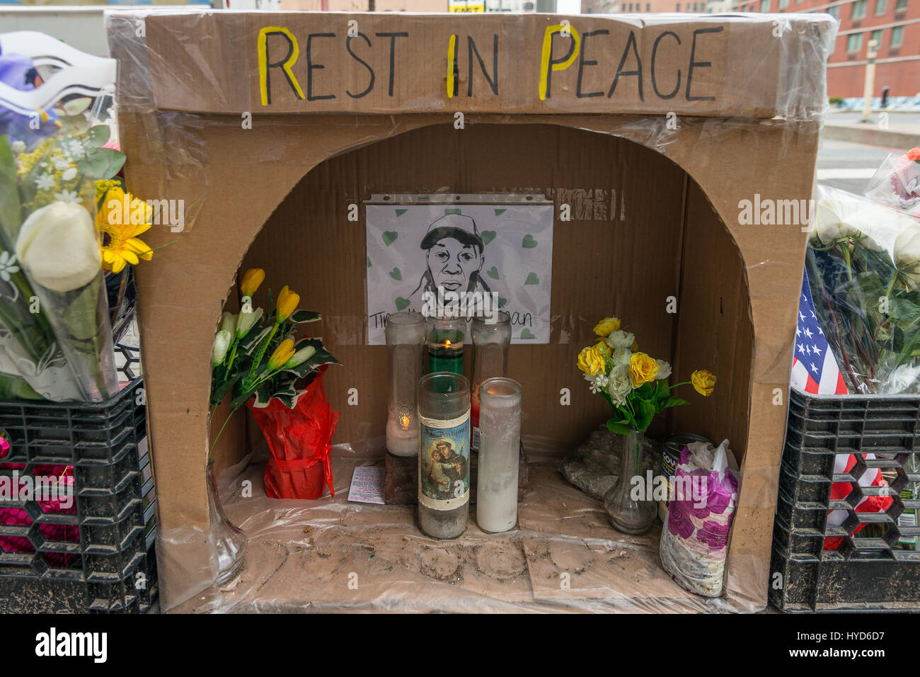 New York, Stati Uniti. 03 apr, 2017. Realizzare localmente un santuario a Timoteo Caughman che è stato ucciso in un presunto attacco di polarizzazione da James Harris Jackson su Marzo 20th, 2017 è visto sull'angolo sud-est di West 36th Street vicino a dove il Sig. Caughman risieduto e fu ucciso. Credito: Albin Lohr-Jones/Pacific Press/Alamy Live News Foto Stock