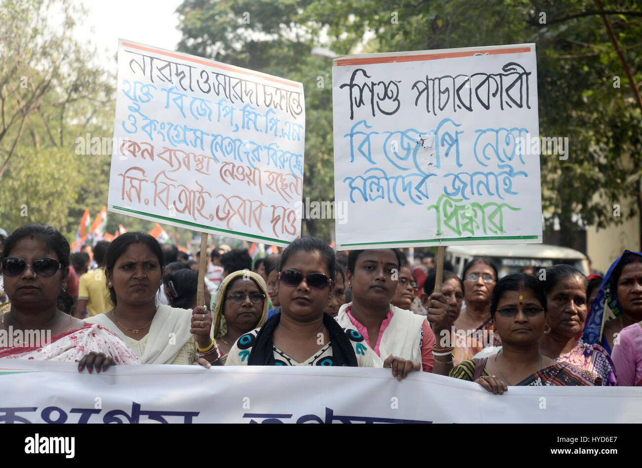 Kolkata, India. 03 apr, 2017. TMC rallued attivista targhetta wuth e gridare slogan contro il governo dell'Unione.a sud di Kolkata Trinamool Congresso Comitato Yuva detiene un rally a protestare contro il governo dell'Unione?s privazioni economiche e impegnativa arresto di B.J.P, il Congresso e C.P.I.(M) leader coinvolgendo in Narada, Sarada e altri chit fund truffa in Kolkata. Credito: Saikat Paolo/Pacific Press/Alamy Live News Foto Stock