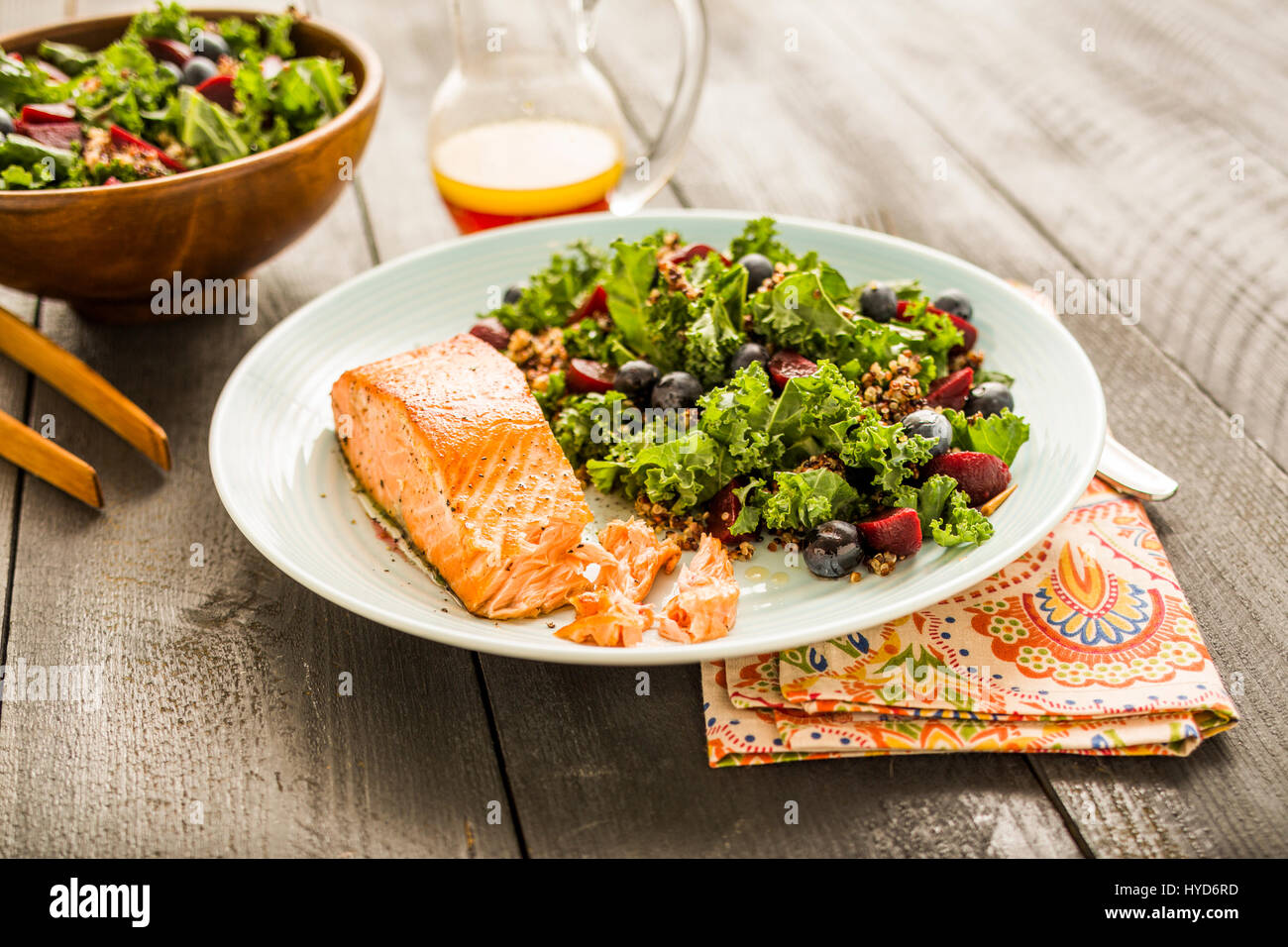 Salmone con insalata sul piatto Foto Stock