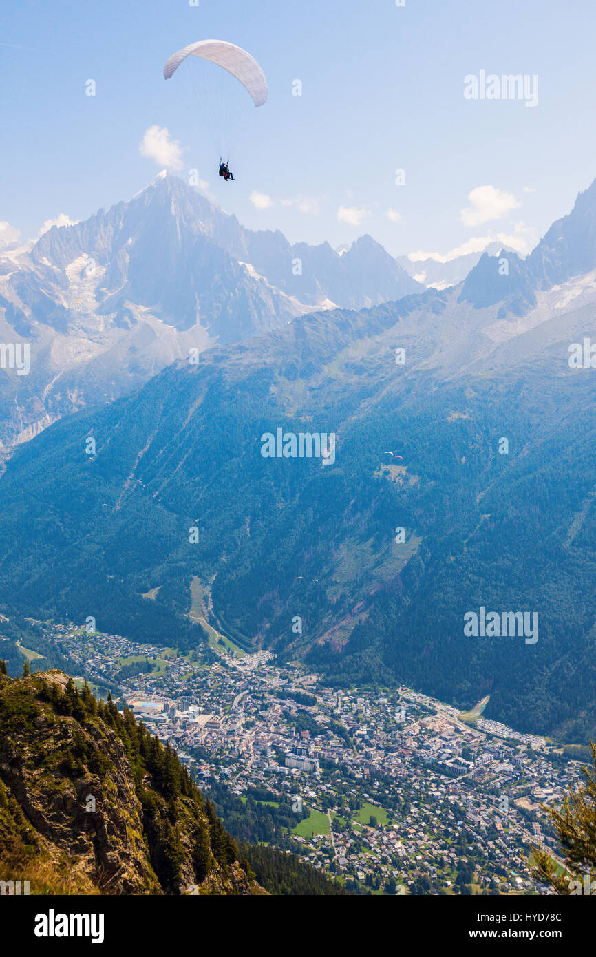 Chamonix visto dalla riserva Naturelle de Carlaveyron . Chamonix, Auvergne-Rhone-Alpes, Francia. Foto Stock