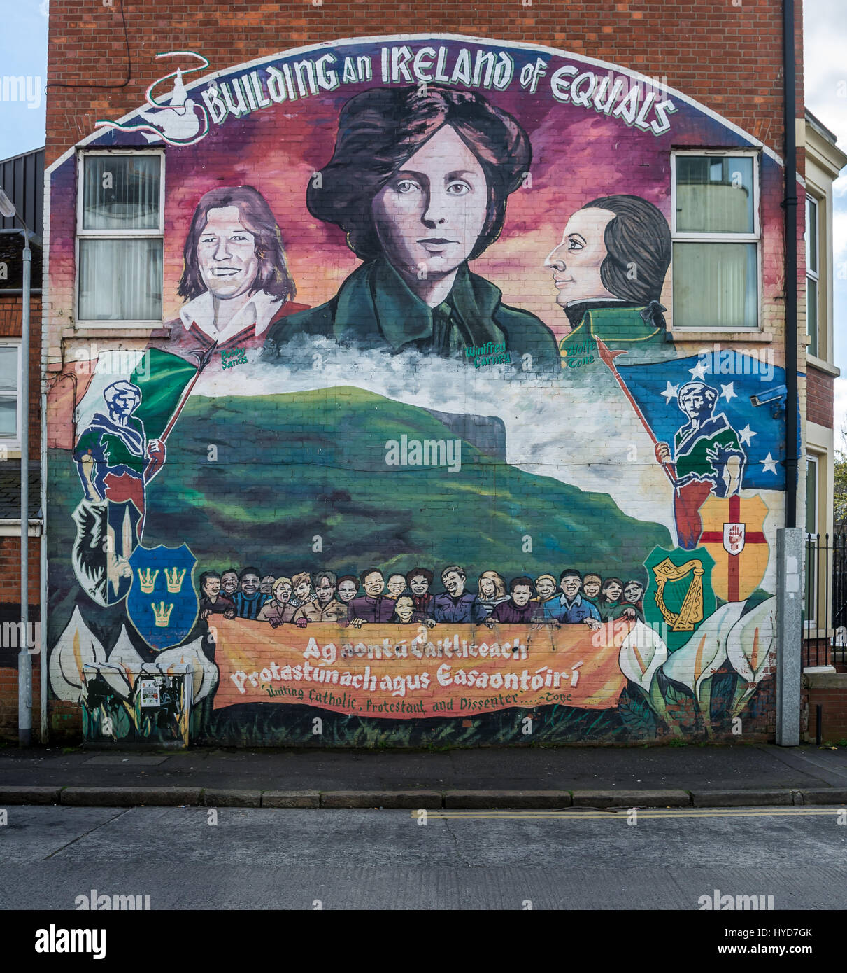 La costruzione di un'Irlanda di Equals murale a Belfast nord Foto Stock