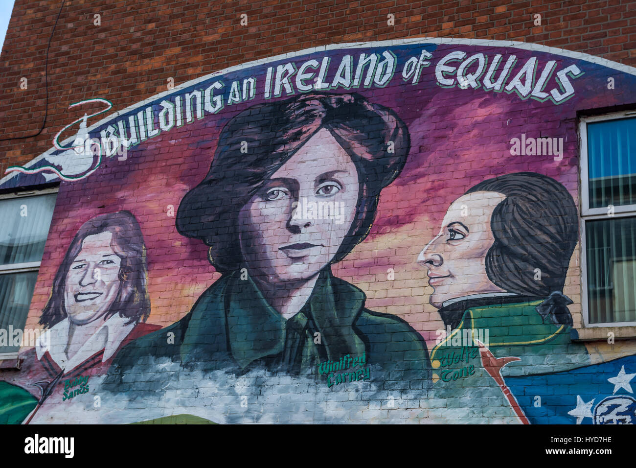 La costruzione di un'Irlanda di Equals murale a Belfast nord Foto Stock