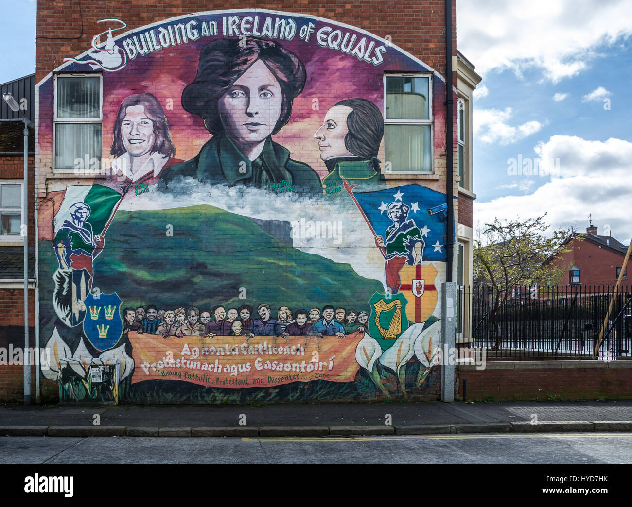 La costruzione di un'Irlanda di Equals murale a Belfast nord Foto Stock