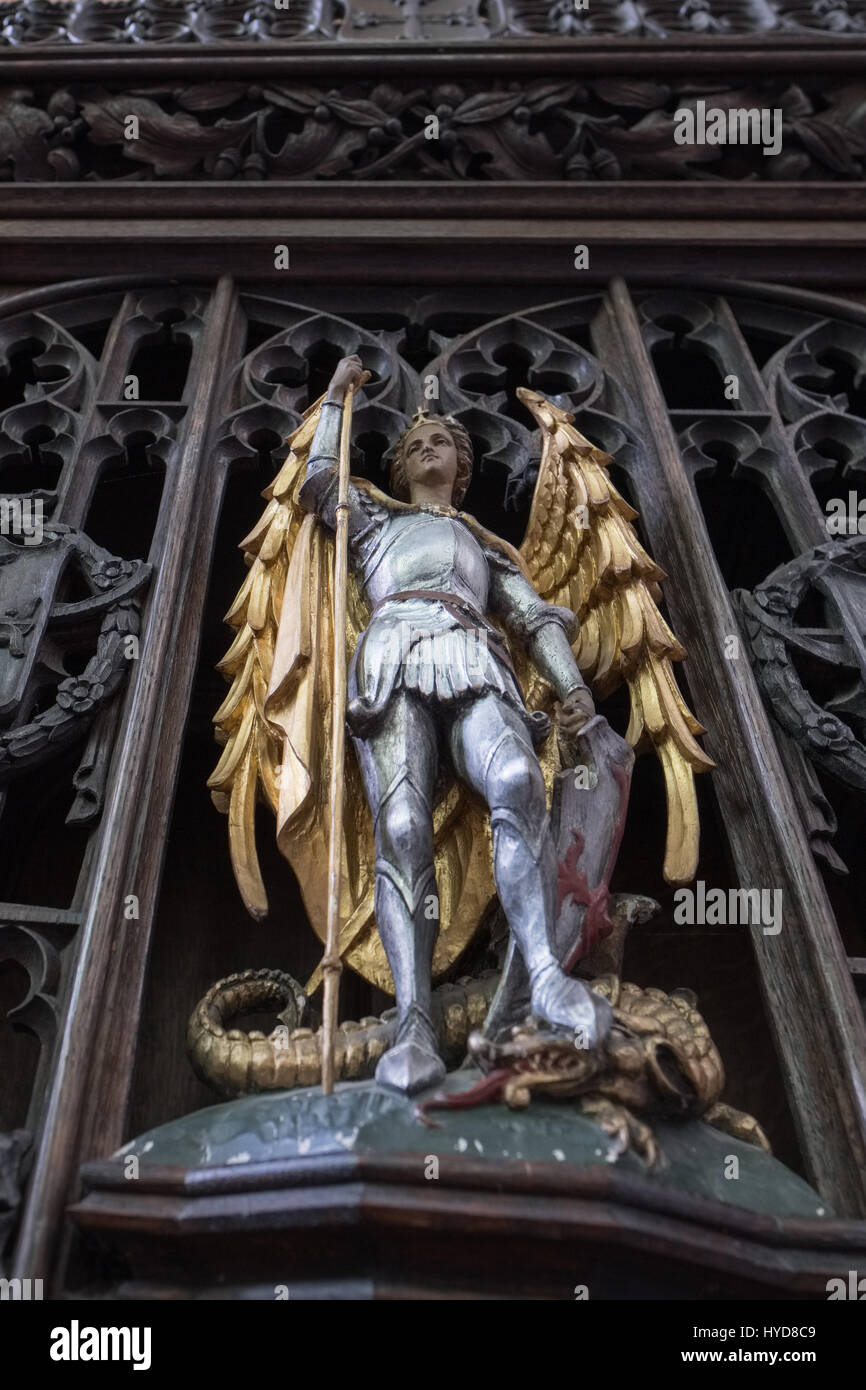 Oro e Argento statua lignea di San Geoge nella Cattedrale di Salisbury Foto Stock