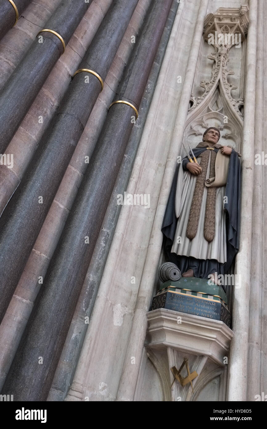 Statua di Elias l Arcivescovo di Canterbury il capo ufficiale nella Cattedrale di Salisbury Foto Stock