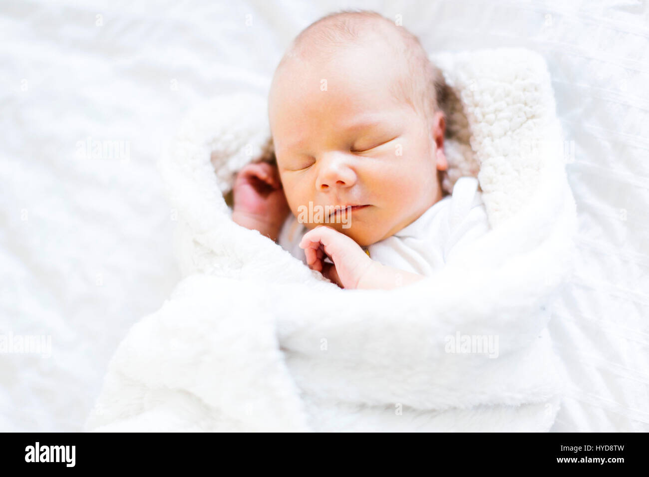 Bambino ragazzo (2-5 mesi) che dorme in coperta bianca Foto Stock