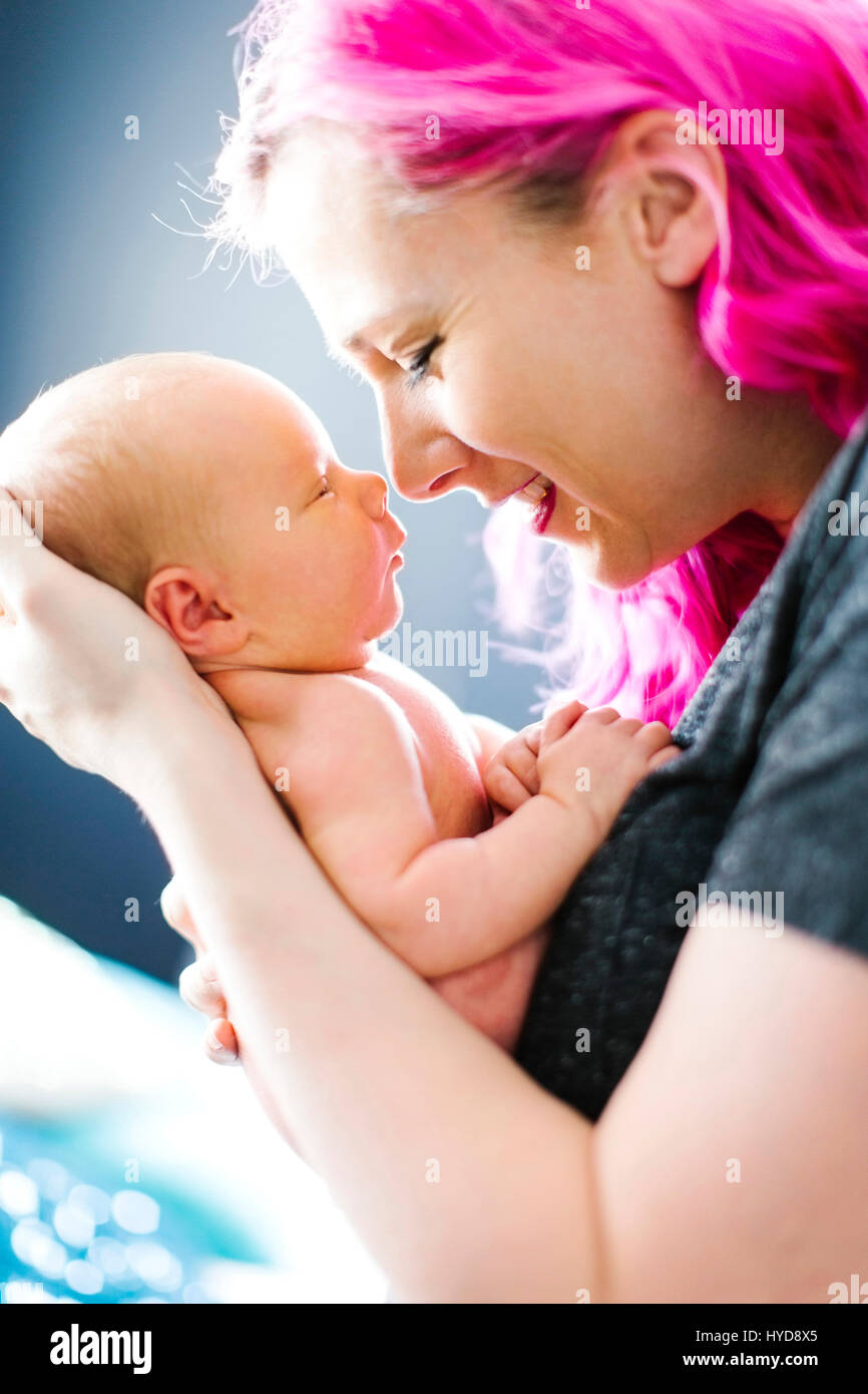 Madre che tiene il figlio neonato (2-5 mesi) Foto Stock