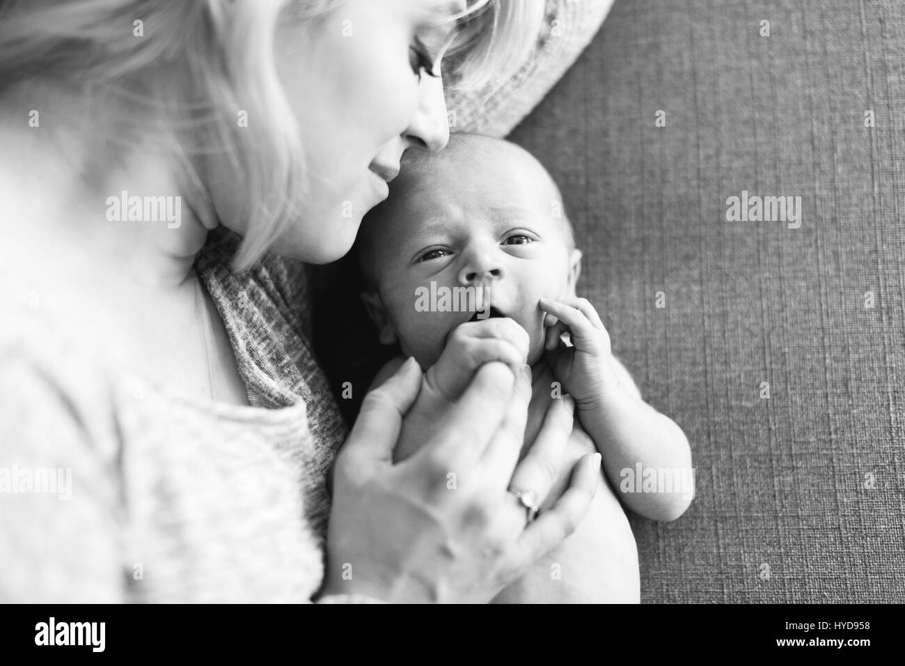 Madre che detiene un figlio di un giorno (0-1 mesi) Foto Stock