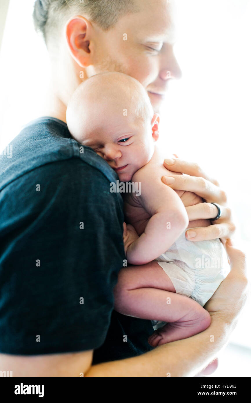 Ritratto dell'uomo che tiene il suo figlio di giorno (0-1 mesi) Foto Stock