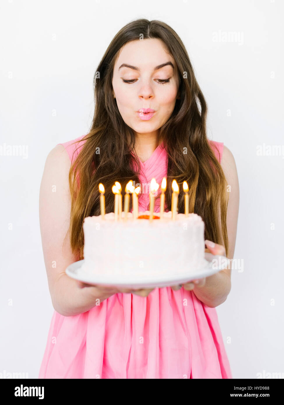 Donna con torta di compleanno Foto stock - Alamy