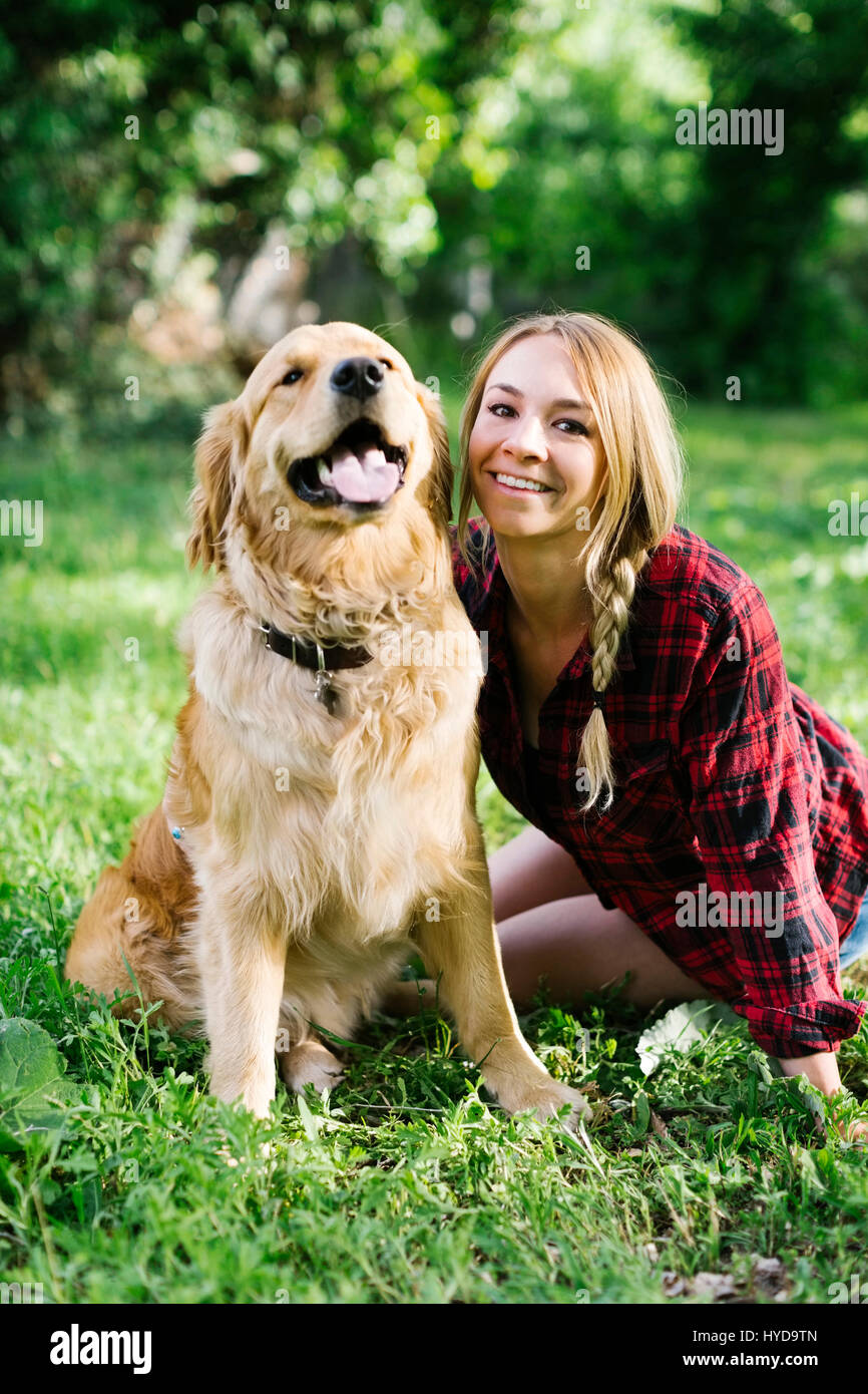 Ritratto di donna con cane in natura Foto Stock