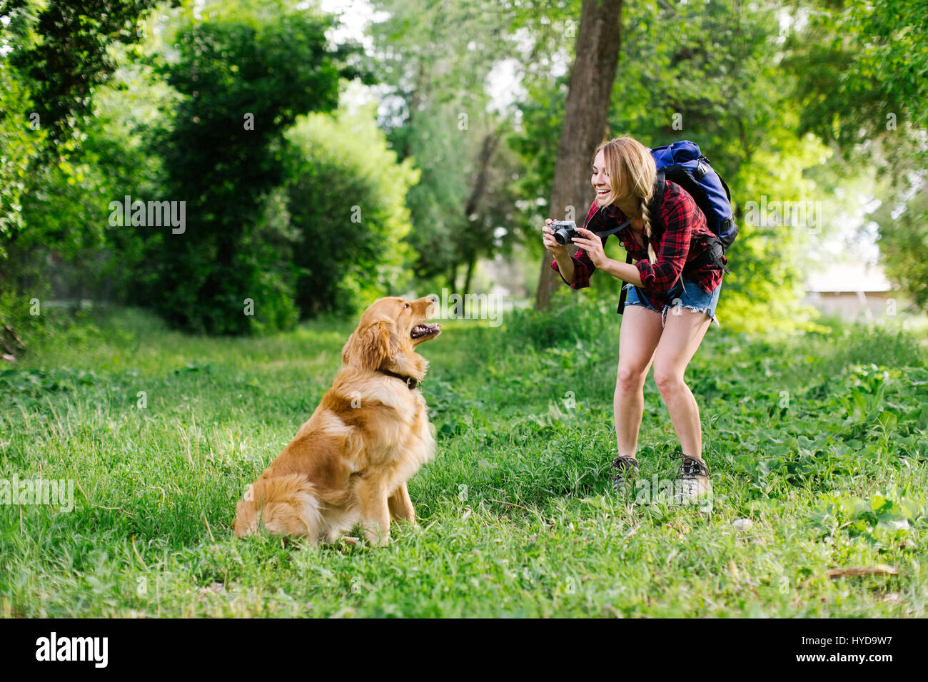 Donna che fotografa il cane durante il viaggio escursionistico Foto Stock