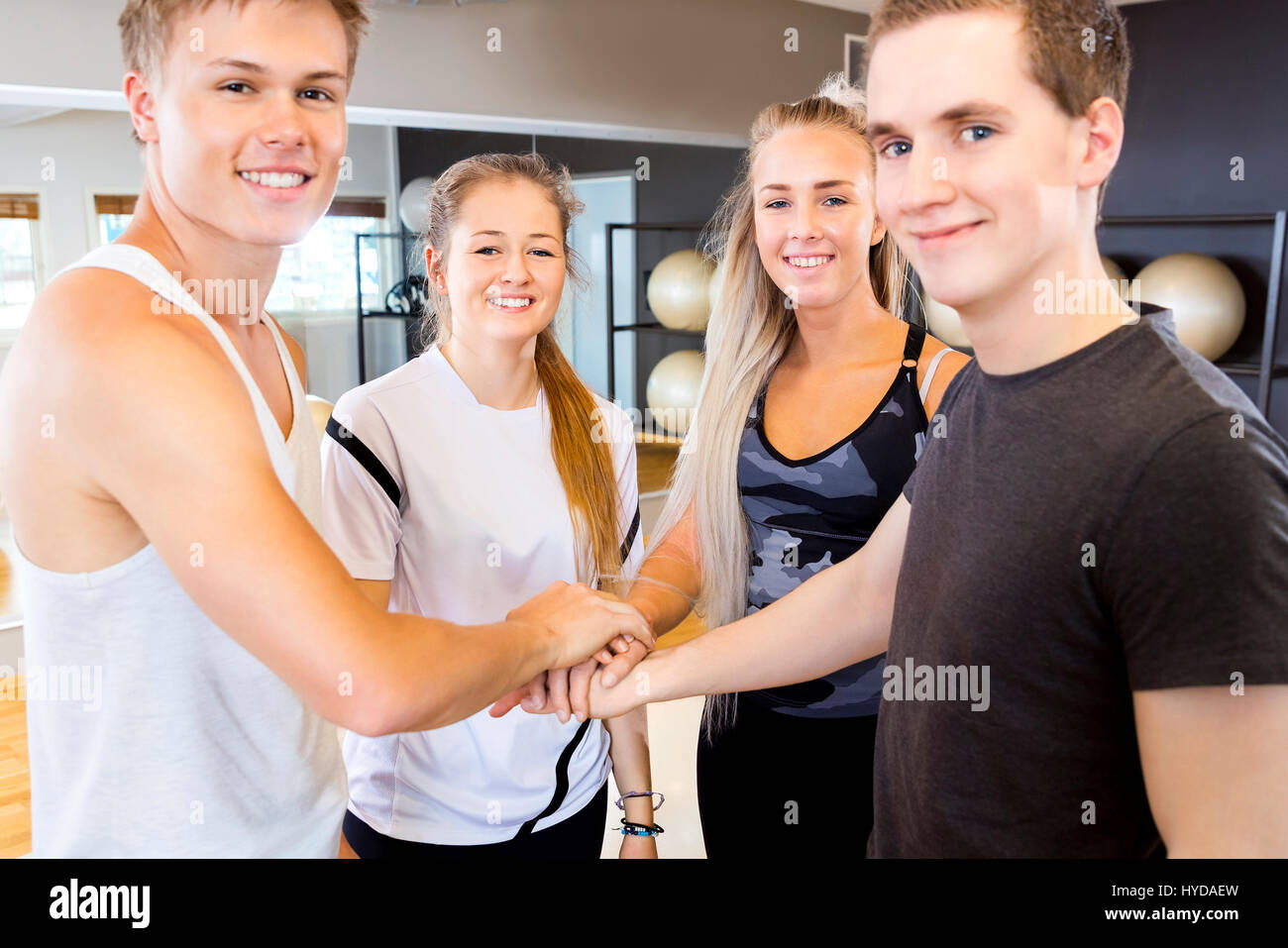 Close-up di allegro allenamento fitness team tenendo le mani Foto Stock