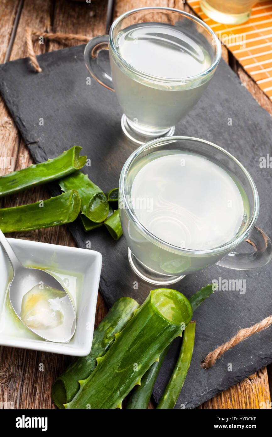 Bere aloe vera e miele. Le coppe di vetro su un vassoio di ardesia Foto Stock