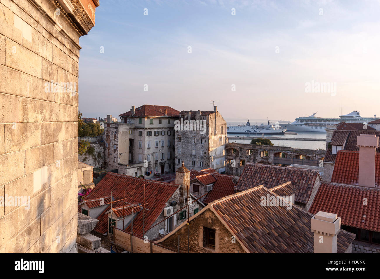 La vista suddivisa dal campanile della cattedrale, la Sveti Duje, Croazia Foto Stock