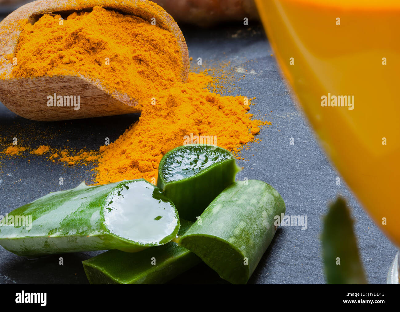 Bere aloe vera e la curcuma. Le coppe di vetro su un vassoio di ardesia Foto Stock