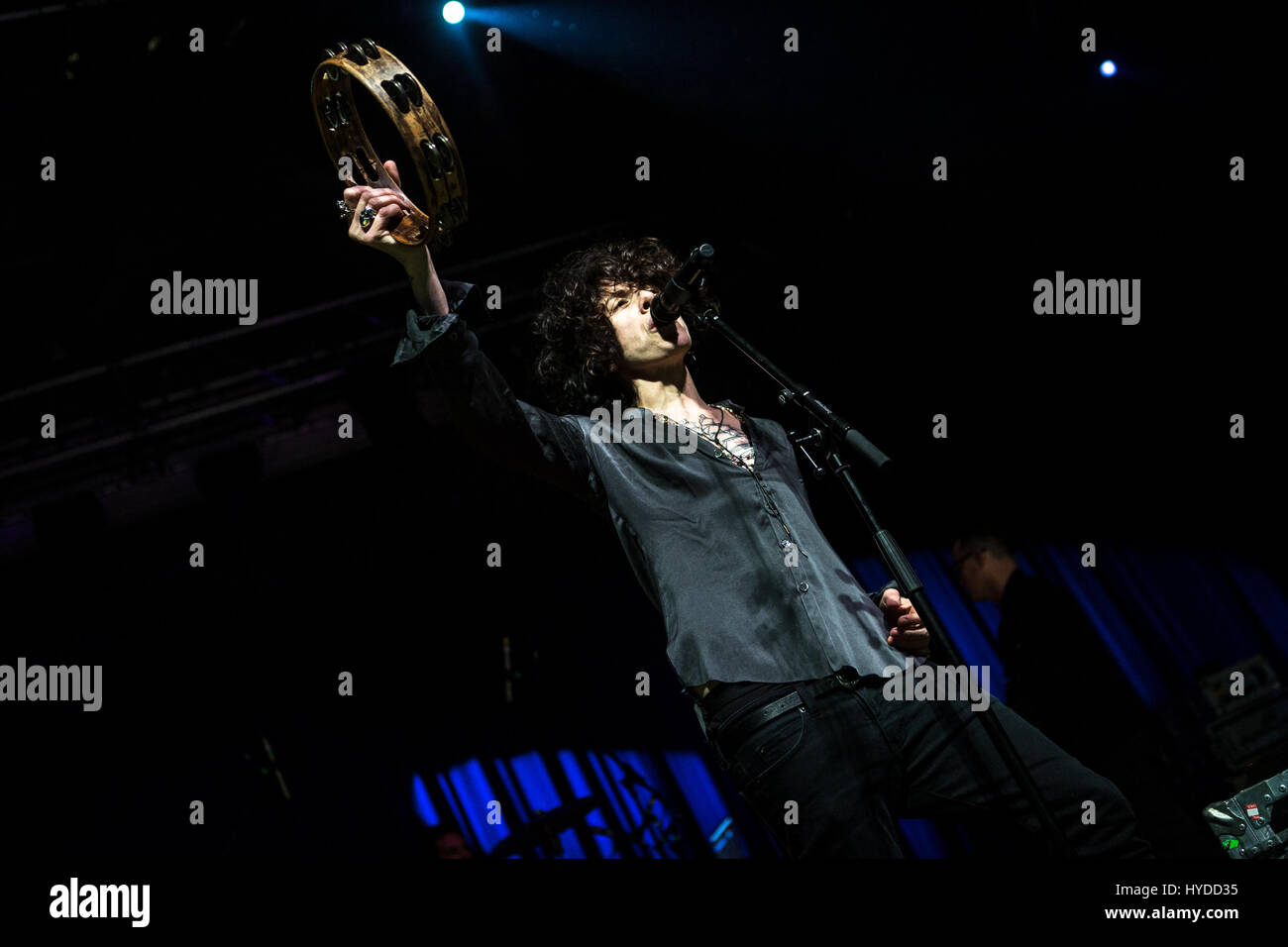 Milano, Italia. 03 apr, 2017. American pop cantante e cantautore LP, nome reale Laura Pergolizzi, sul palco durante il suo concerto a Alcatraz. Credito: Mairo Cinquetti/Pacific Press/Alamy Live News Foto Stock