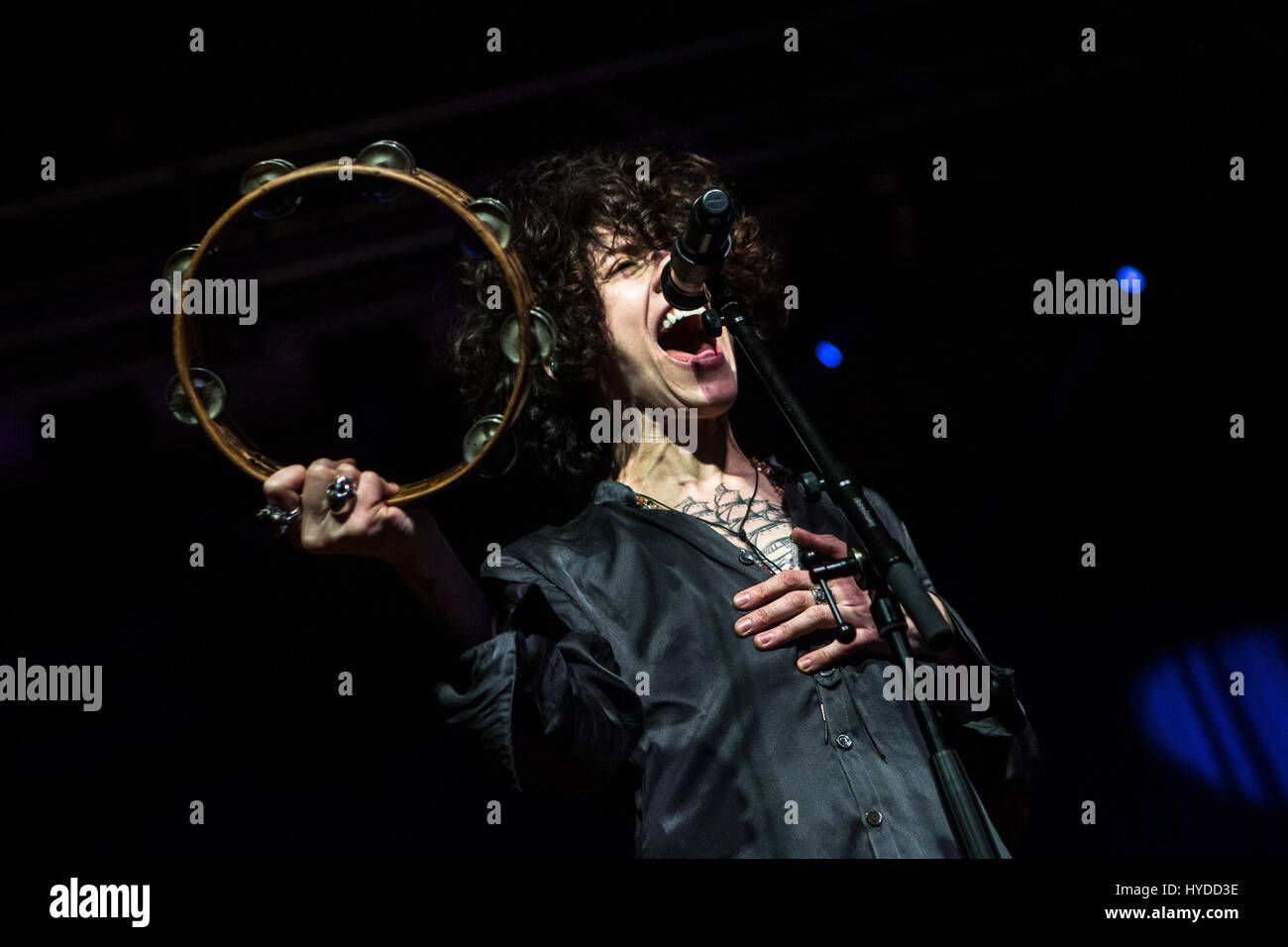 Milano, Italia. 03 apr, 2017. American pop cantante e cantautore LP, nome reale Laura Pergolizzi, sul palco durante il suo concerto a Alcatraz. Credito: Mairo Cinquetti/Pacific Press/Alamy Live News Foto Stock