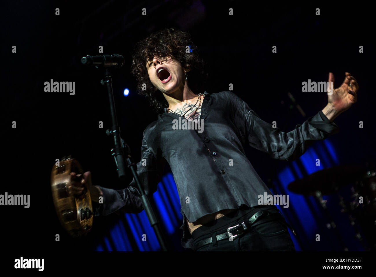 Milano, Italia. 03 apr, 2017. American pop cantante e cantautore LP, nome reale Laura Pergolizzi, sul palco durante il suo concerto a Alcatraz. Credito: Mairo Cinquetti/Pacific Press/Alamy Live News Foto Stock