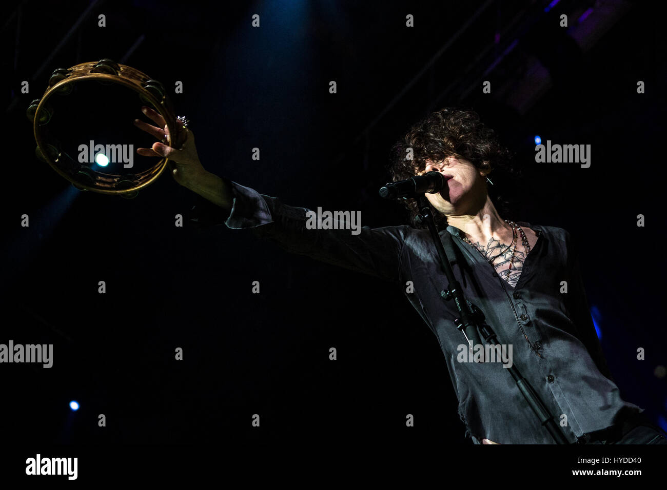 Milano, Italia. 03 apr, 2017. American pop cantante e cantautore LP, nome reale Laura Pergolizzi, sul palco durante il suo concerto a Alcatraz. Credito: Mairo Cinquetti/Pacific Press/Alamy Live News Foto Stock