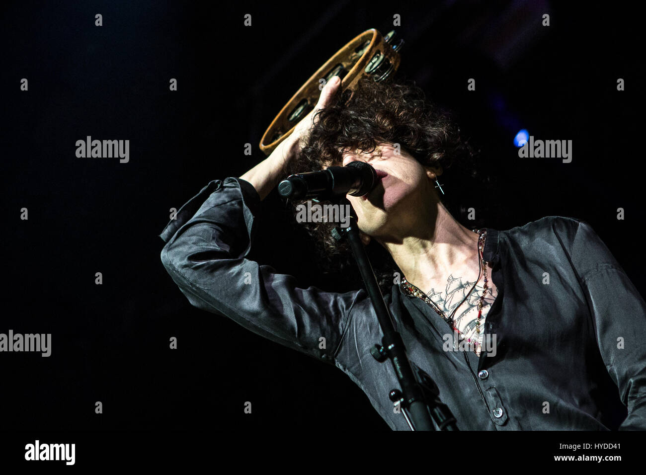 Milano, Italia. 03 apr, 2017. American pop cantante e cantautore LP, nome reale Laura Pergolizzi, sul palco durante il suo concerto a Alcatraz. Credito: Mairo Cinquetti/Pacific Press/Alamy Live News Foto Stock