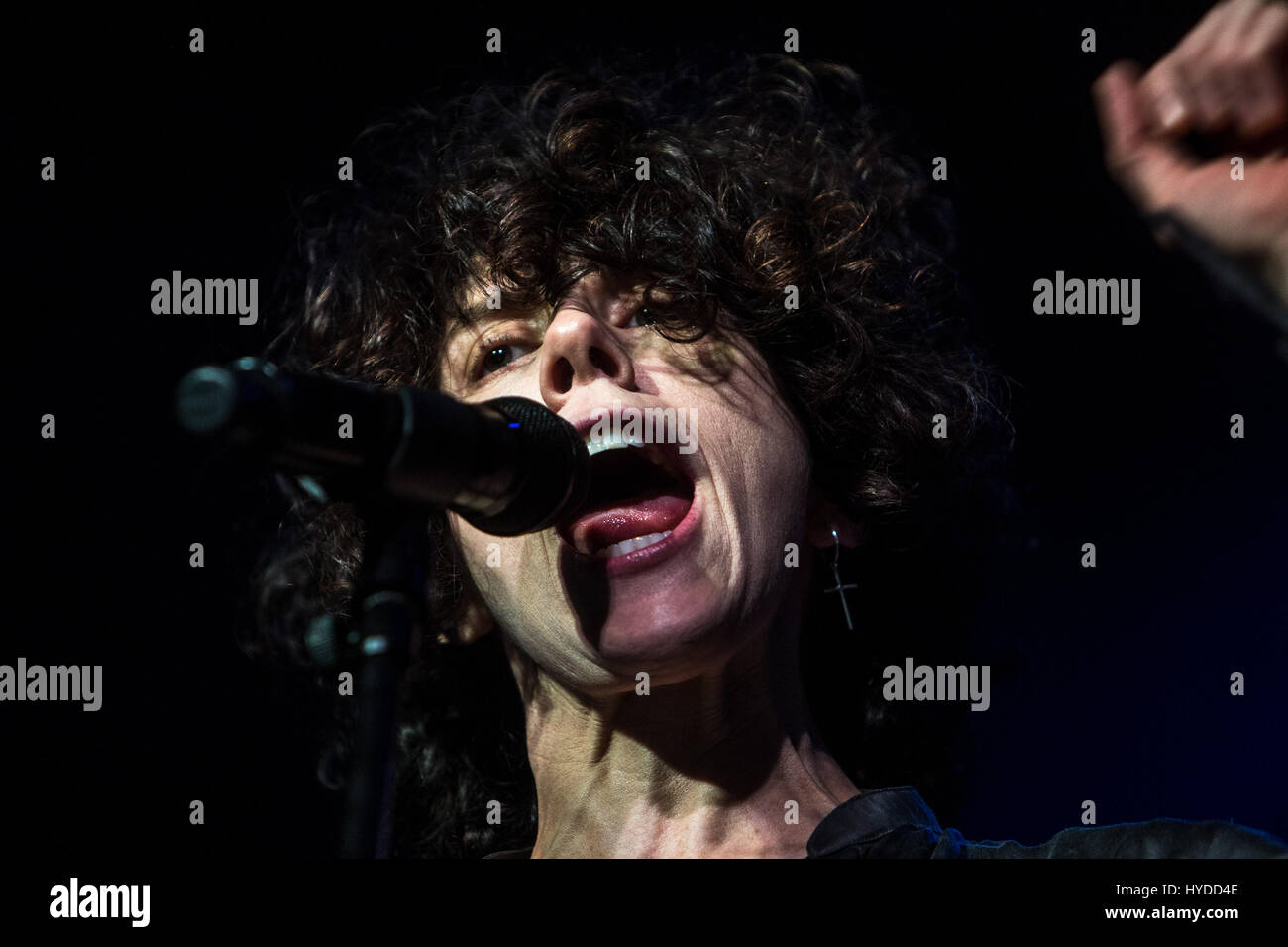 Milano, Italia. 03 apr, 2017. American pop cantante e cantautore LP, nome reale Laura Pergolizzi, sul palco durante il suo concerto a Alcatraz. Credito: Mairo Cinquetti/Pacific Press/Alamy Live News Foto Stock