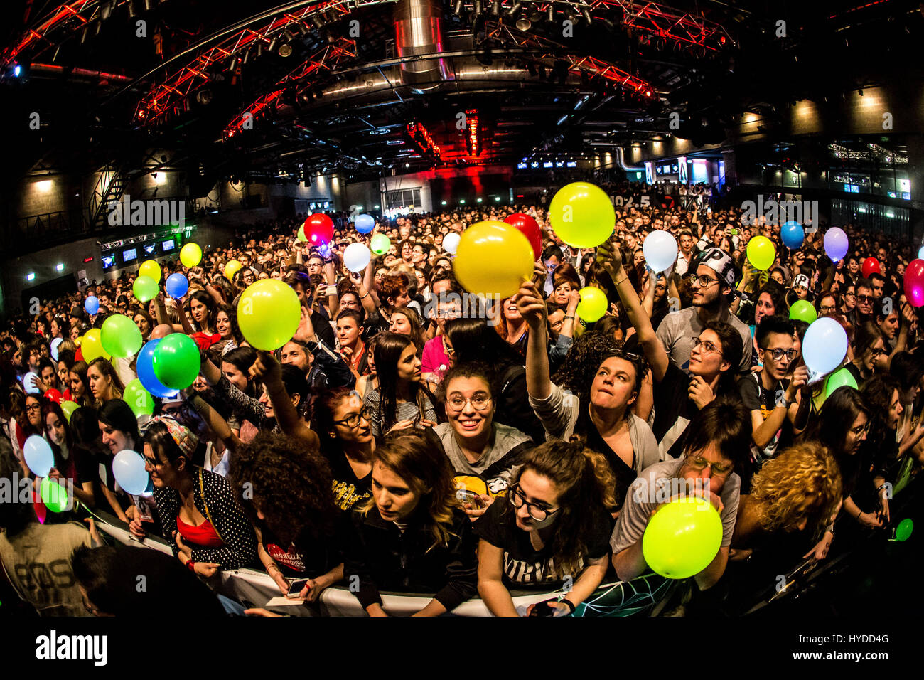 Milano, Italia. 03 apr, 2017. American pop cantante e cantautore LP, nome reale Laura Pergolizzi, sul palco durante il suo concerto a Alcatraz. Credito: Mairo Cinquetti/Pacific Press/Alamy Live News Foto Stock