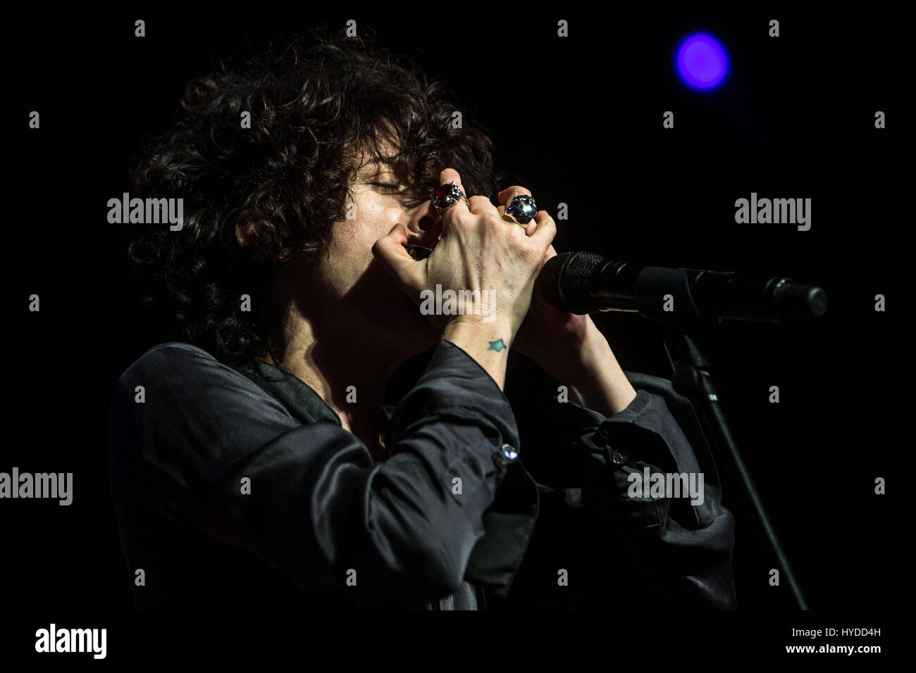Milano, Italia. 03 apr, 2017. American pop cantante e cantautore LP, nome reale Laura Pergolizzi, sul palco durante il suo concerto a Alcatraz. Credito: Mairo Cinquetti/Pacific Press/Alamy Live News Foto Stock