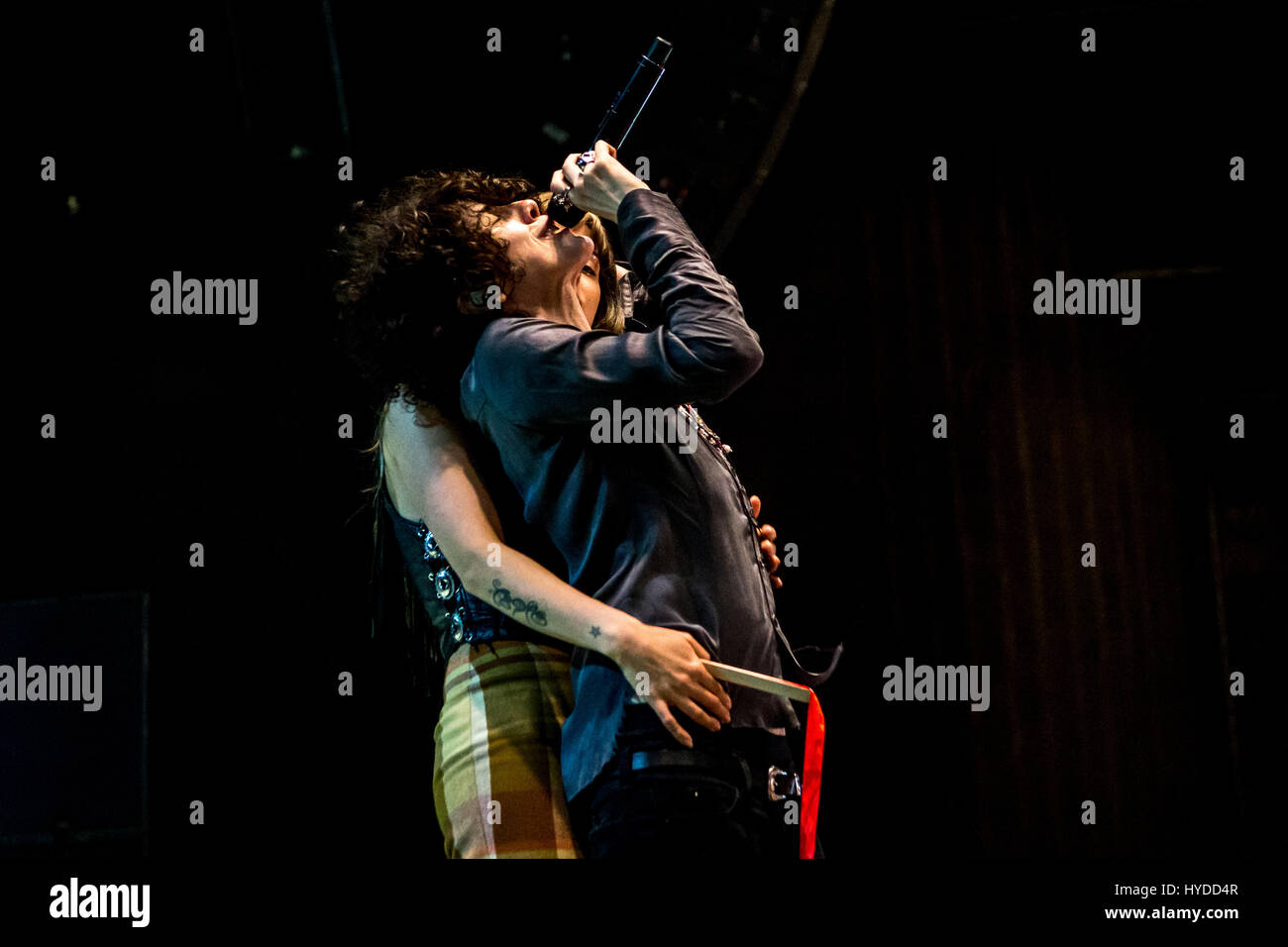 Milano, Italia. 03 apr, 2017. American pop cantante e cantautore LP, nome reale Laura Pergolizzi, sul palco durante il suo concerto a Alcatraz. Credito: Mairo Cinquetti/Pacific Press/Alamy Live News Foto Stock