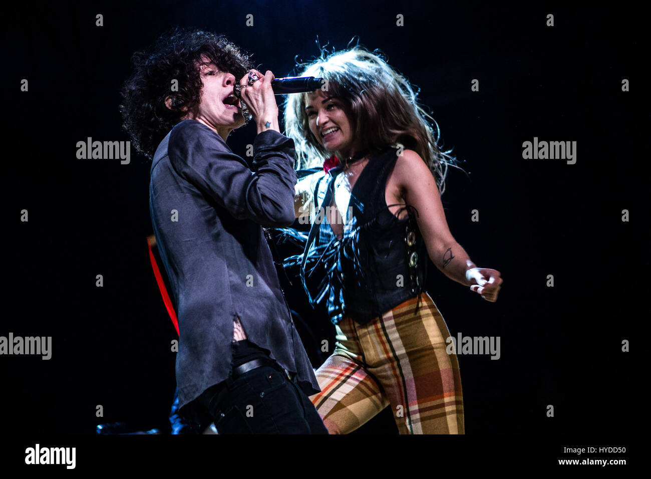 Milano, Italia. 03 apr, 2017. American pop cantante e cantautore LP, nome reale Laura Pergolizzi, sul palco durante il suo concerto a Alcatraz. Credito: Mairo Cinquetti/Pacific Press/Alamy Live News Foto Stock