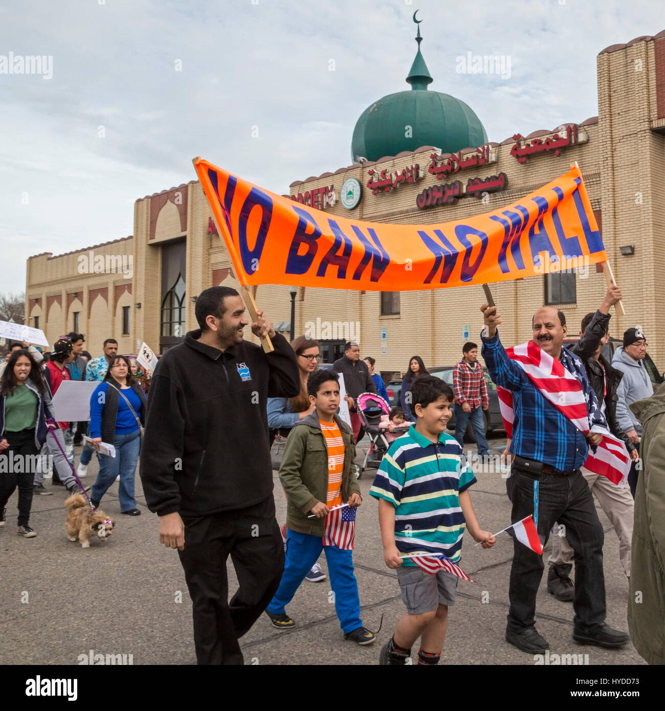 Detroit e Dearborn, Michigan STATI UNITI D'America - 2 Aprile 2017 - 'Vicini costruire ponti": messicana e immigrati musulmani marzo da San Gabriel della Cattolica Chur Foto Stock