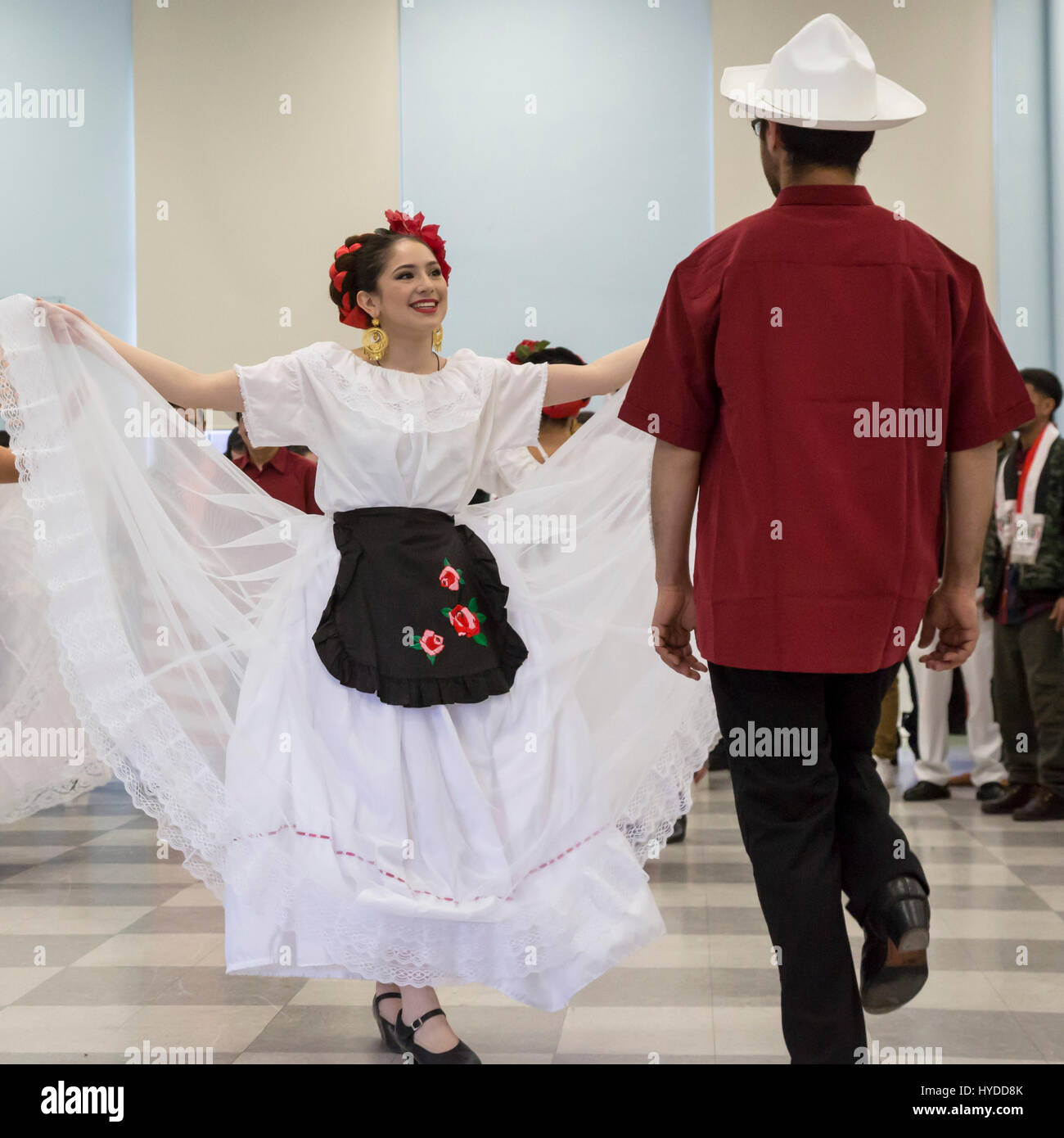 Detroit, Michigan - Il Balletto Folklorico Los Renacidos esegue presso San Gabriel's chiesa cattolica durante una solidarietà rally di Mexican-American e Ar Foto Stock