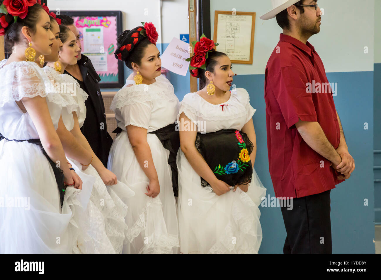 Detroit, Michigan - Membri del ballo folklorico Los Renacidos attendere per eseguire presso San Gabriel's chiesa cattolica durante una solidarietà rally di Mexic Foto Stock