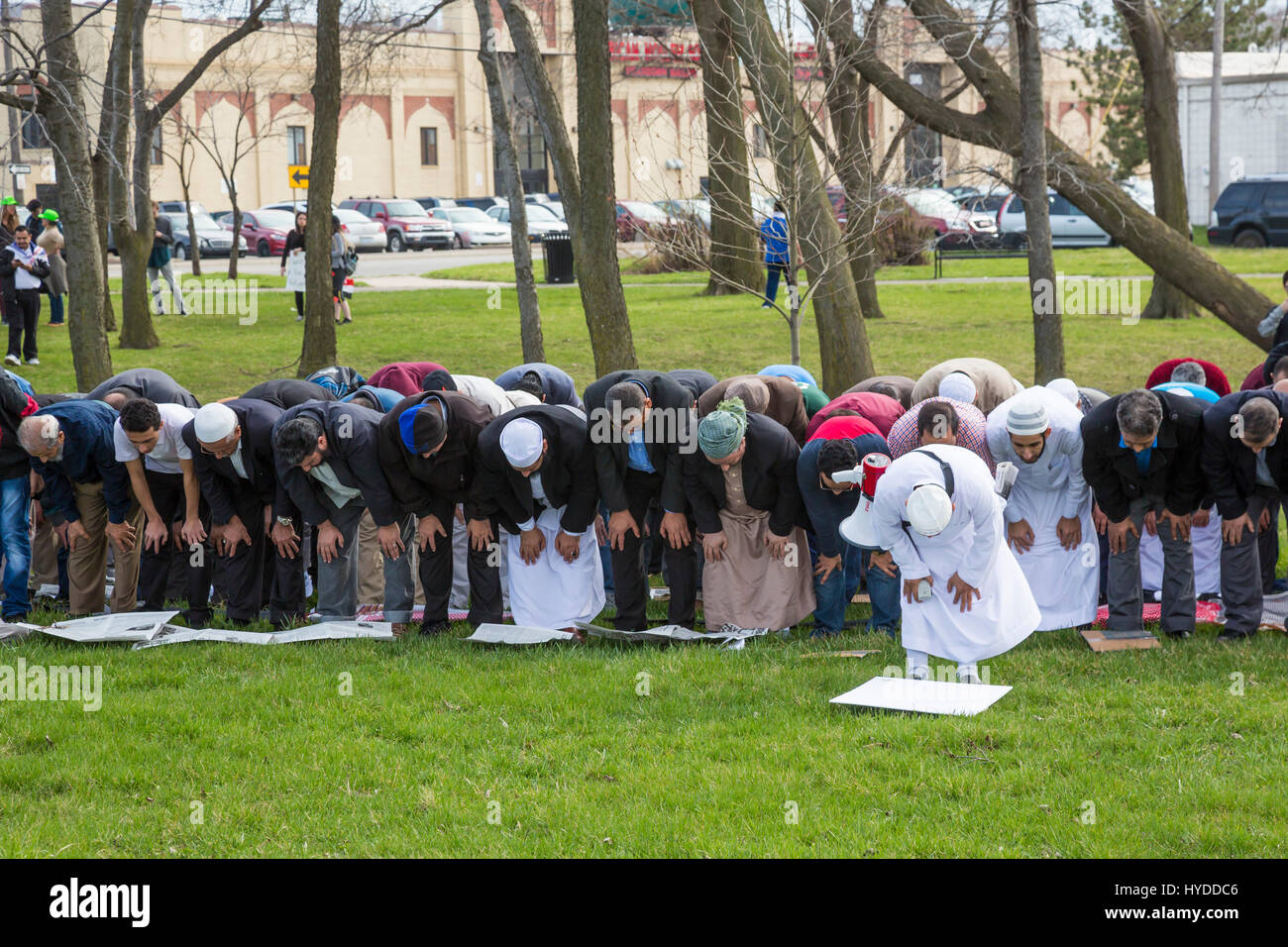 Dearborn, Michigan - uomini musulmani pregano in un parco vicino alla American società musulmana la moschea. Preghiera del Venerdì è venuto alla fine di una unità marzo con mos Foto Stock