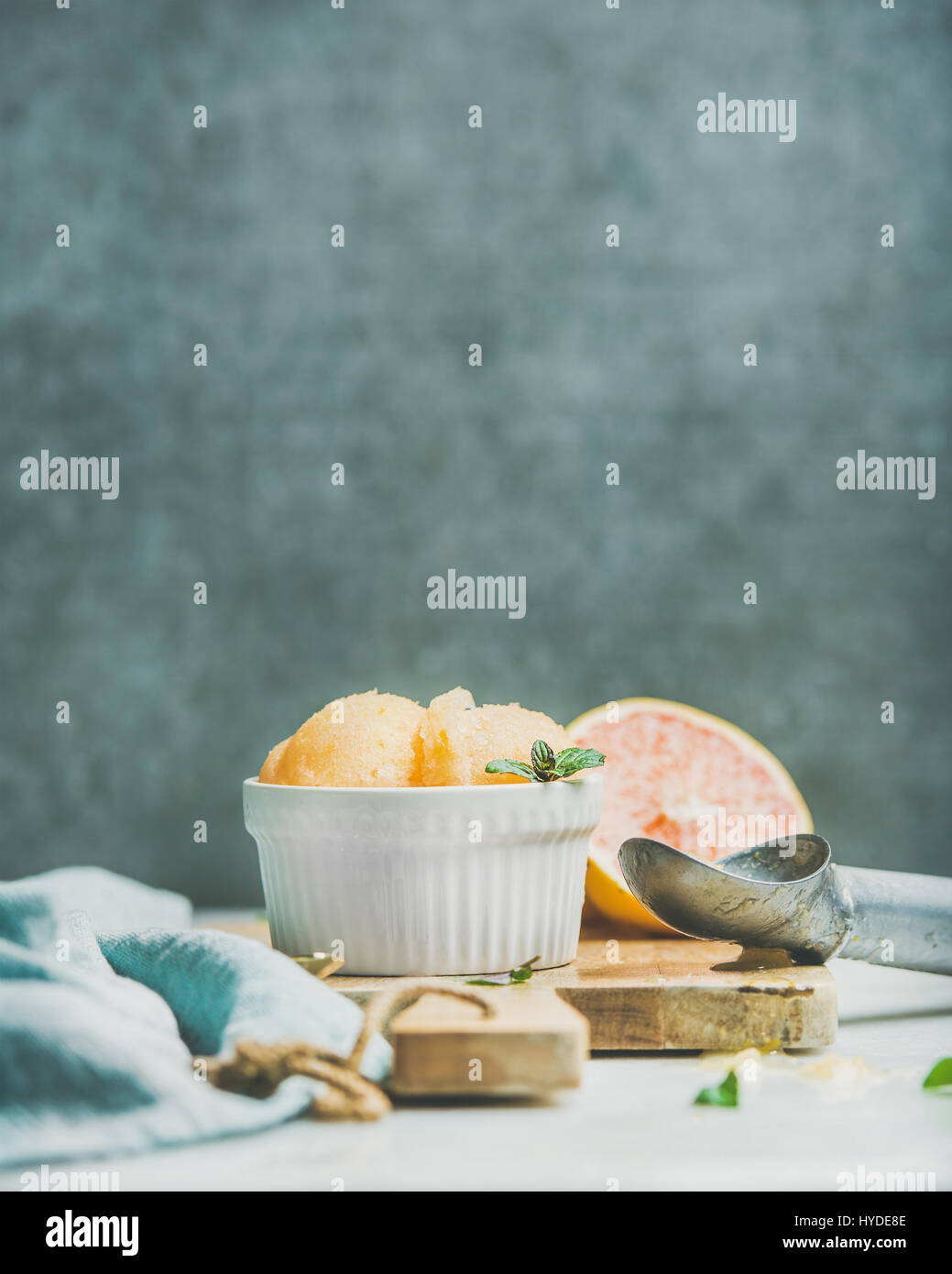 Pompelmo rosa sorbetto alla menta in una terrina spazio copia Foto Stock